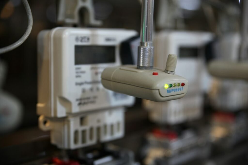 Wall-mounted electronic detector device for gas detection